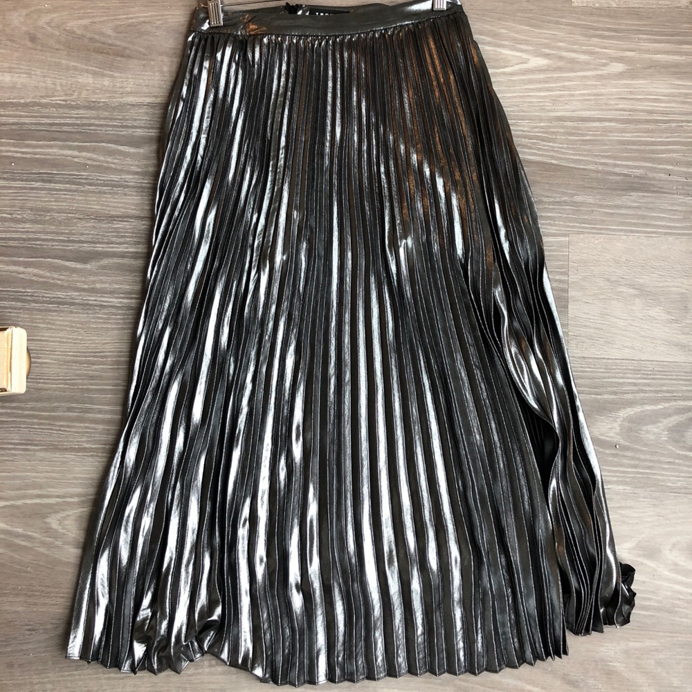 Metallic pleated skirt!